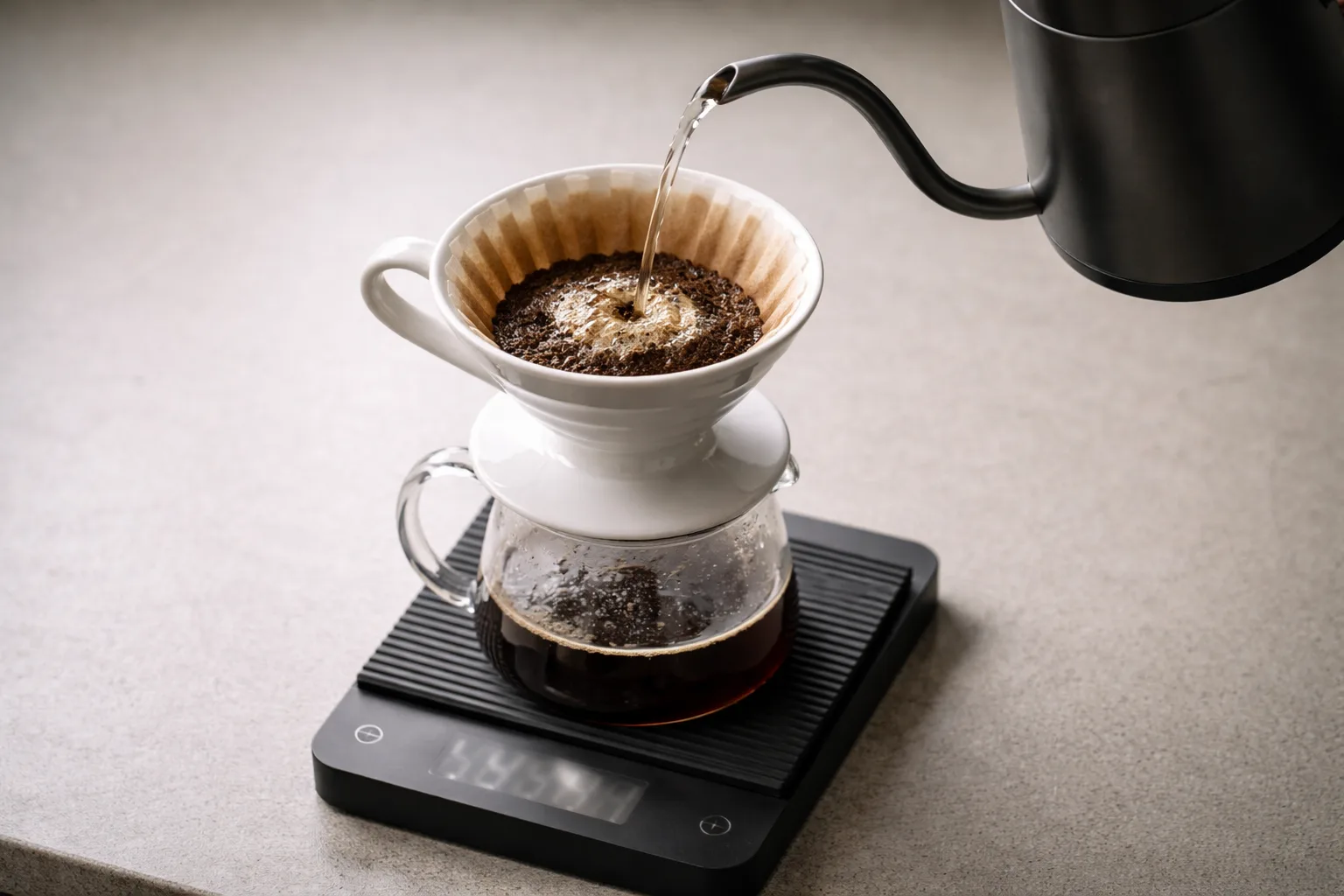 Kısa pozla yakalanan ince döküşte kahve tartısı ekranı akışı flu gösteriyor