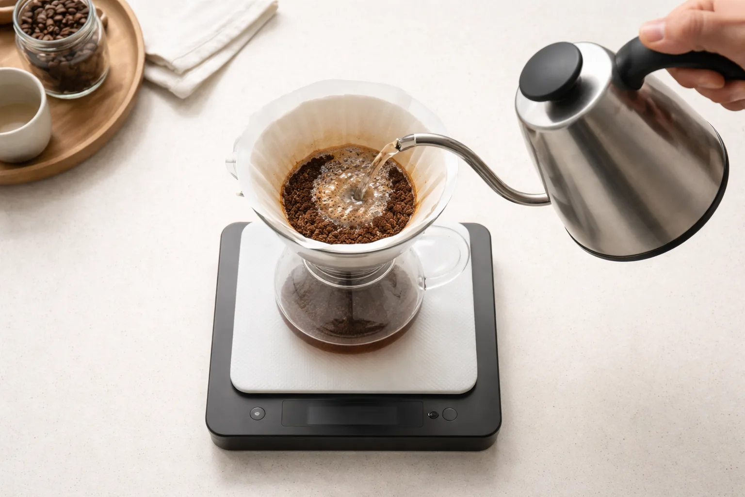 Geniş platformlu tartı ve ısı pedinde V60 üzerinde kontrollü döküş anı