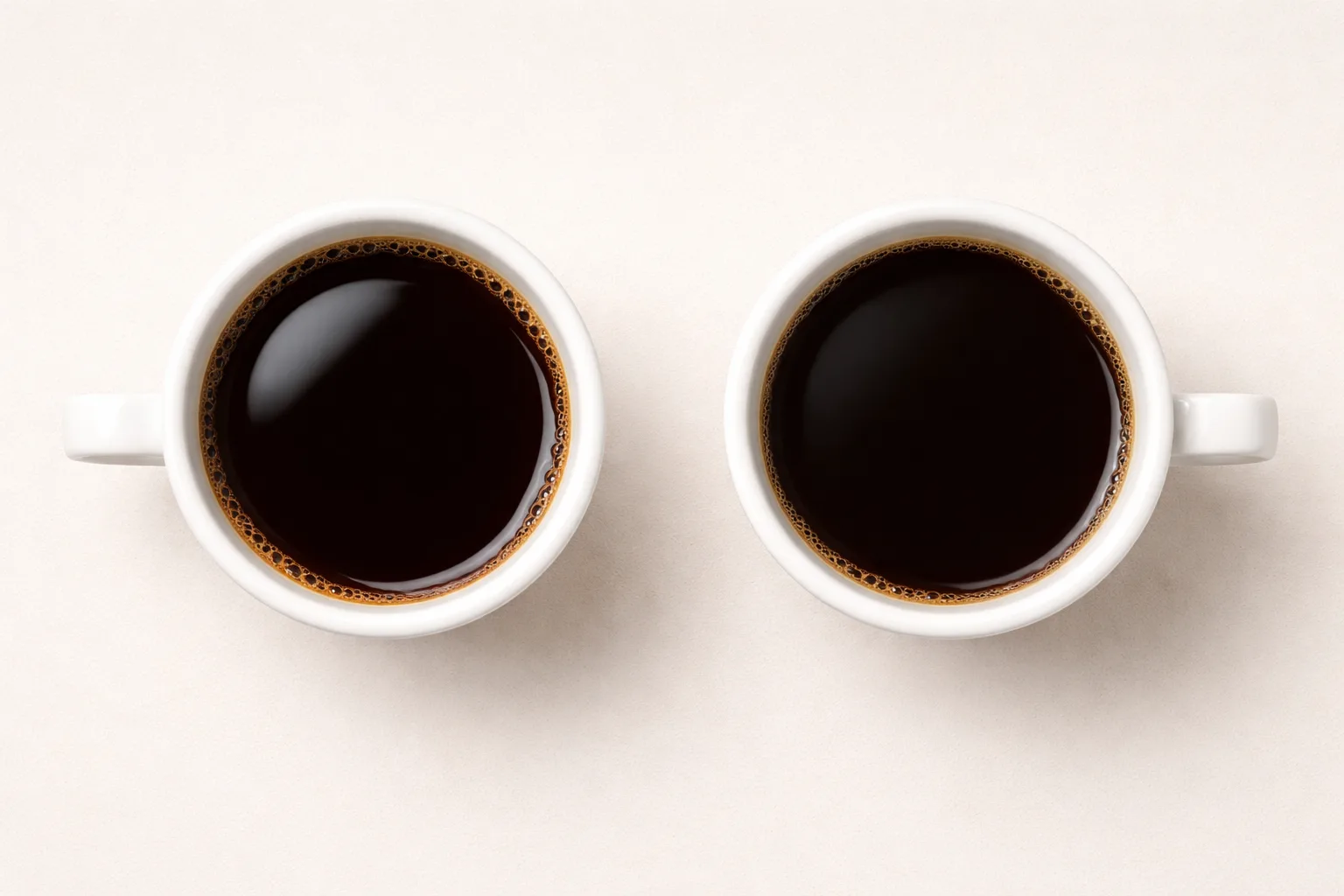 Yan yana iki fincanda su sertliği ve alkalinite etkilerinin karşılaştırmalı görünümü