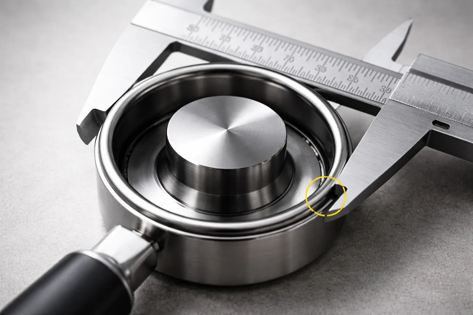 Kumpasla sepet iç çapı ölçülürken tamper tabanı ve kenar boşluğu, tamper satın alma kararına örnek.